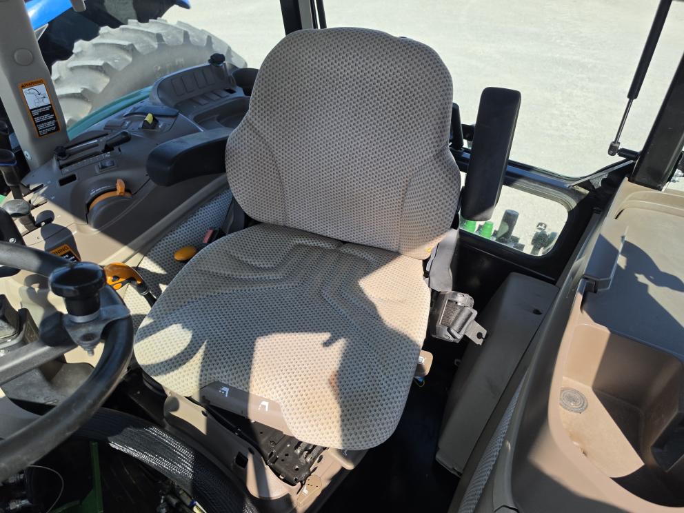 Image for 2017 John Deere 6135E