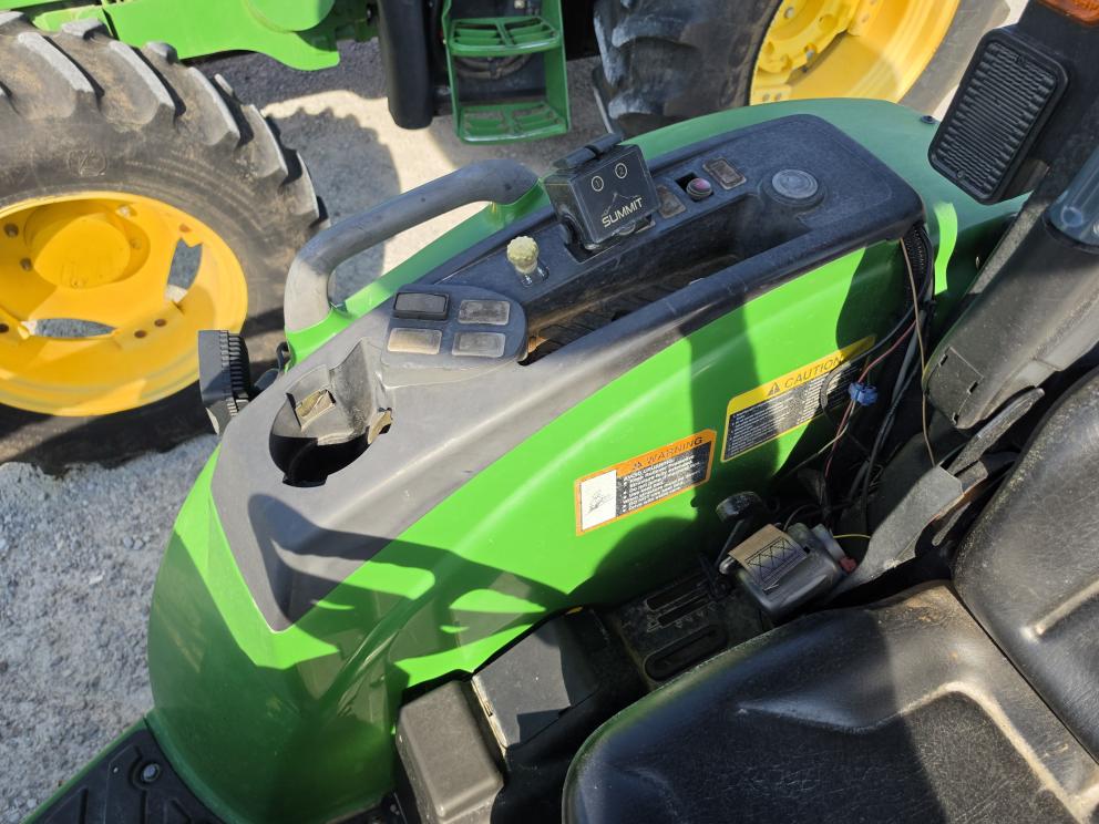 Image for 2015 John Deere 4052M