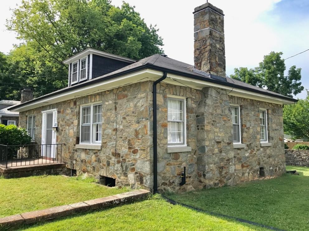 3 BR/1.5 BA Stone Home in Old Town Leesburg, VA Loudoun County