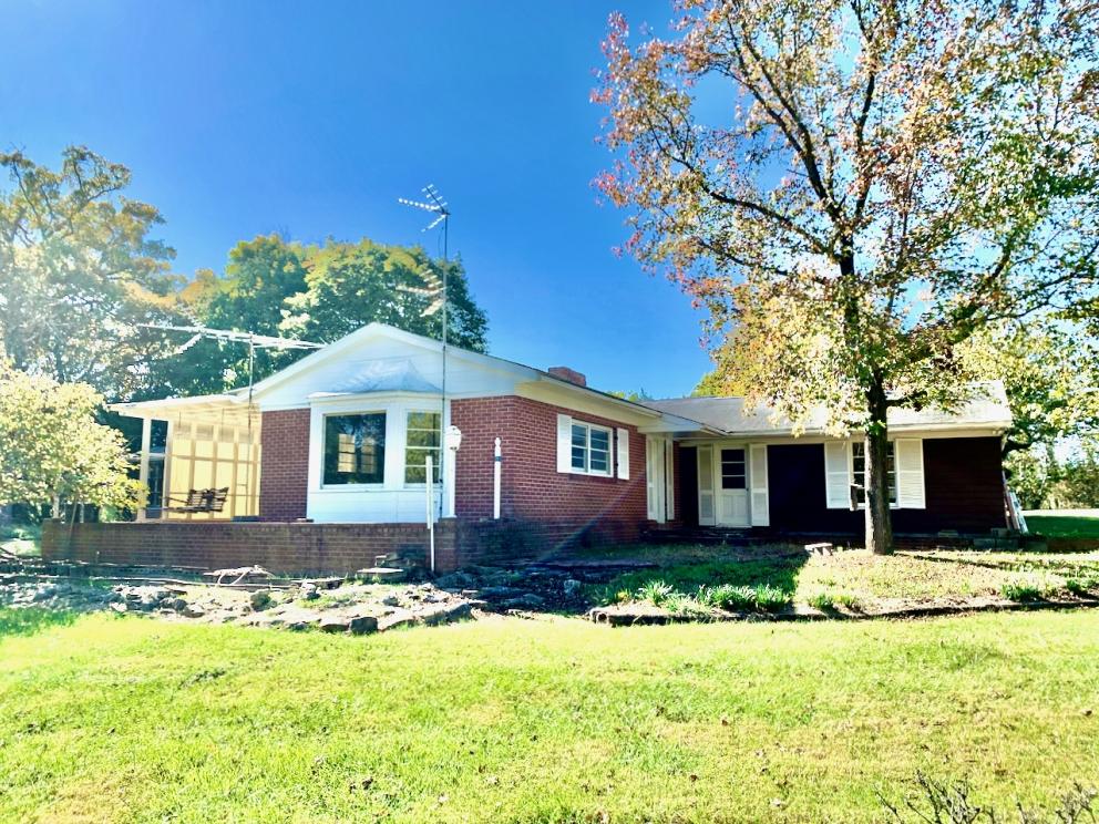 REAL ESTATE AUCTION 3 BR/1.5 BA Home on 2.4 +/ Acres in Clarke