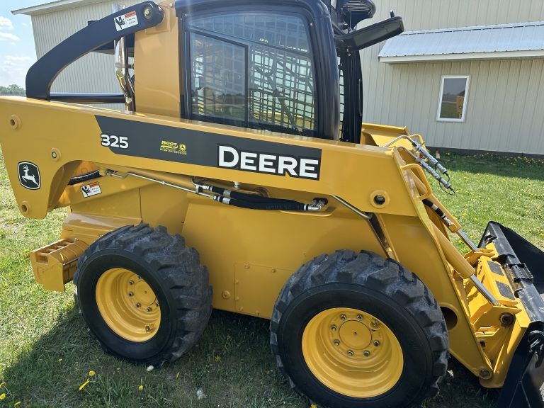 View Gallery: 2009 JD 325 Skid Loader 123 hrs | 37,500