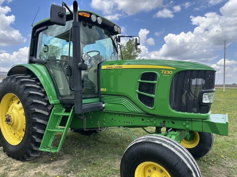 View Gallery: 2009 JD 7230 Premium 1076 hrs | 94,500