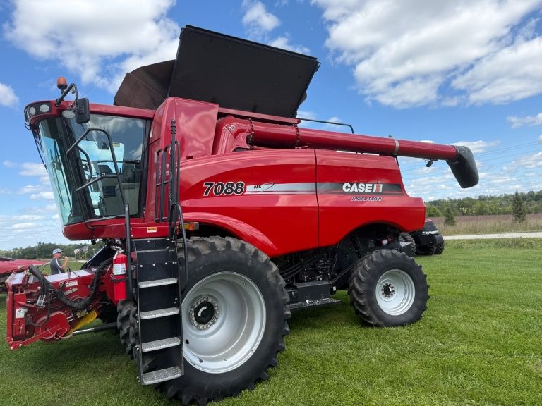 View Gallery: 2009 Case IH 7088 Combine | 140,000