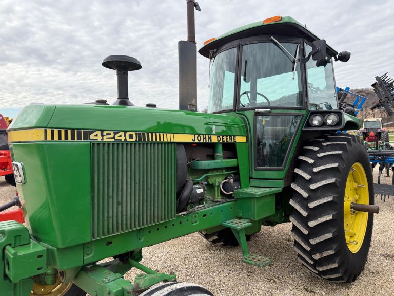 View Gallery: John Deere 4240 | 39,500