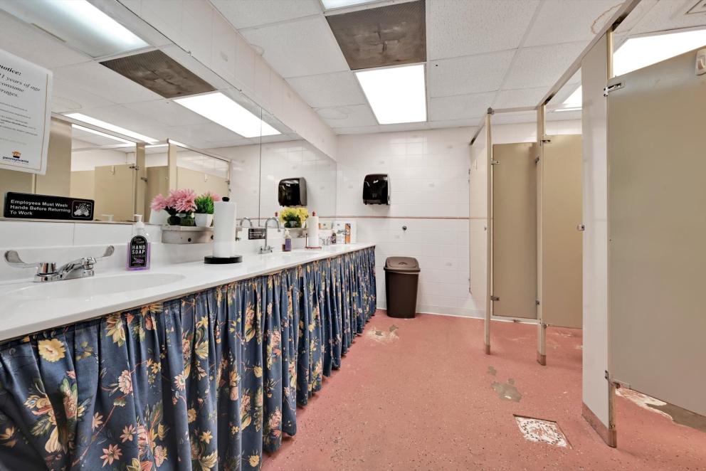 Image for Real Estate Auction - Restaurant with Liquor License, Ice Cream Stand, Motel and Event Center