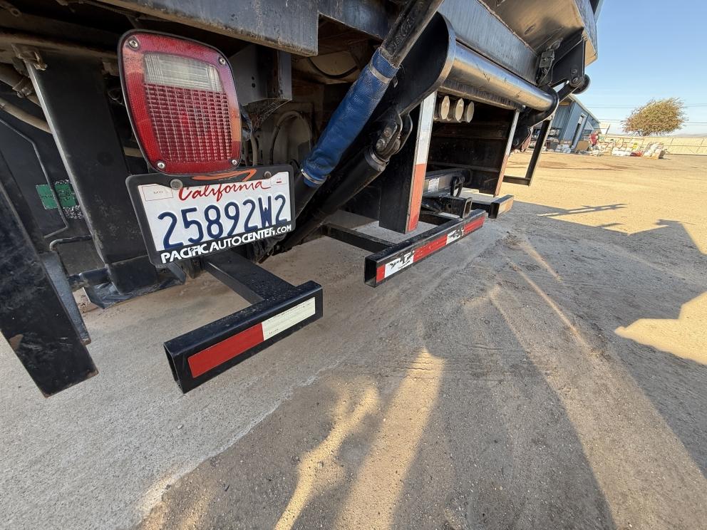 Image for 2016 Ford F-550 Crew Cab 4x4 Flatbed Truck