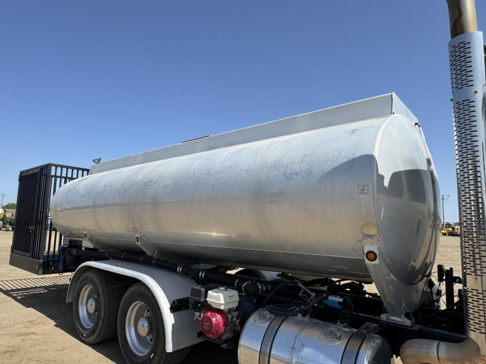 Image for 2012 Freightliner Cascadia 4000 Gal Nurse Truck