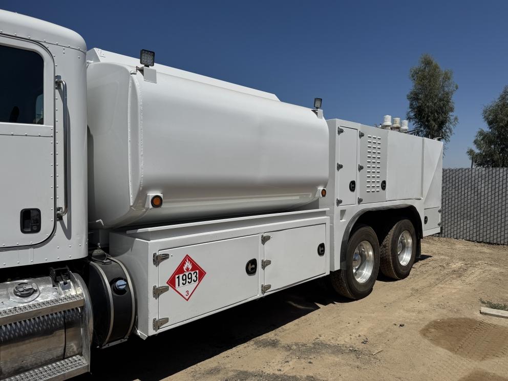 Image for 2016 Peterbilt 348 T/A Fuel & Lube Truck