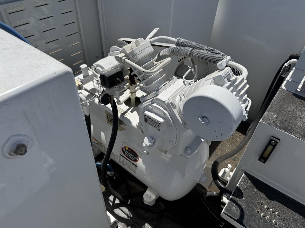 Image for 2016 Peterbilt 348 T/A Fuel & Lube Truck
