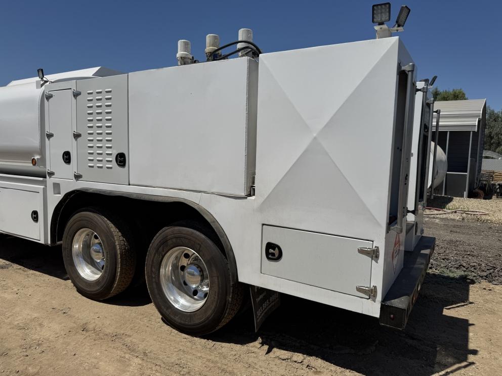 Image for 2016 Peterbilt 348 T/A Fuel & Lube Truck