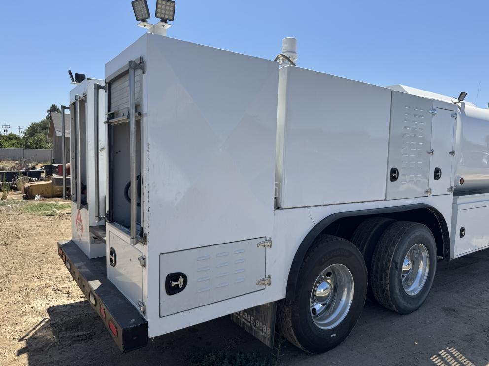 Image for 2016 Peterbilt 348 T/A Fuel & Lube Truck