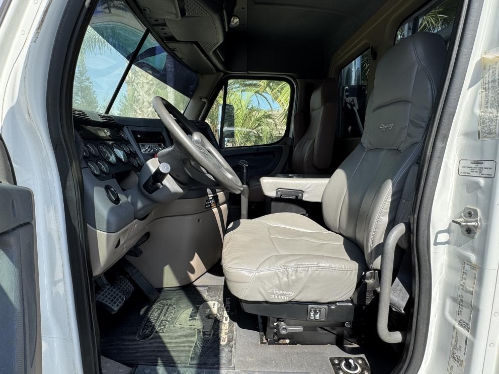 Image for 2011 Freightliner Cascadia T/A Truck Tractor