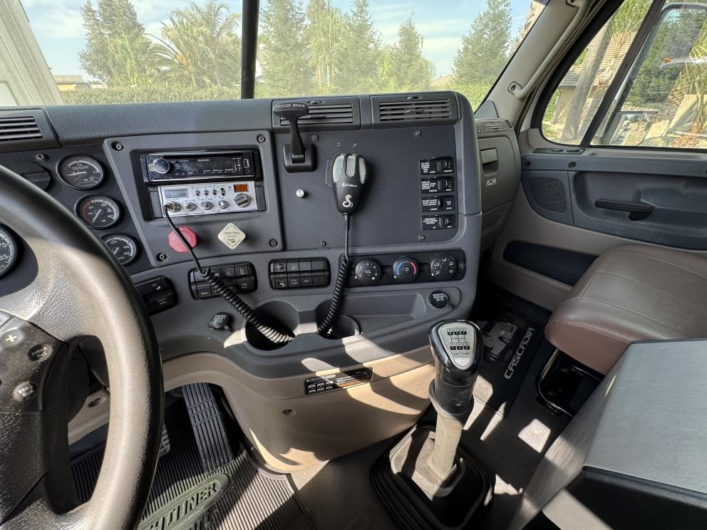 Image for 2011 Freightliner Cascadia T/A Truck Tractor
