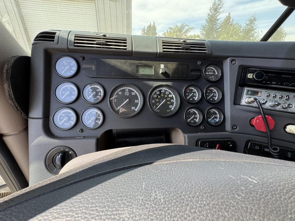 Image for 2011 Freightliner Cascadia T/A Truck Tractor