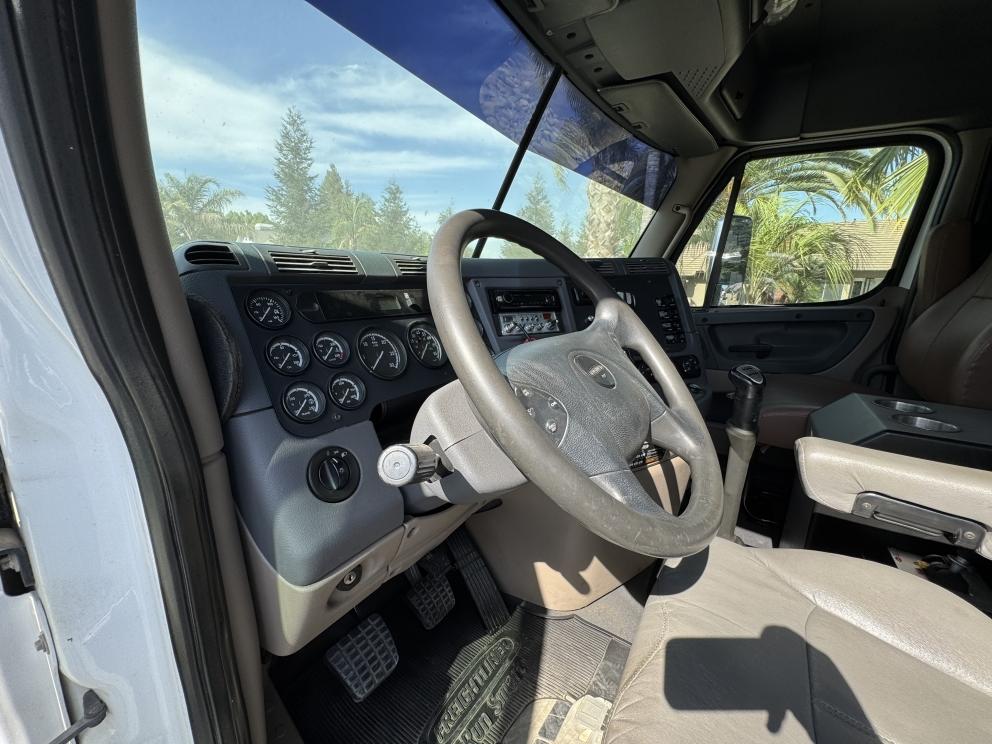 Image for 2011 Freightliner Cascadia T/A Truck Tractor
