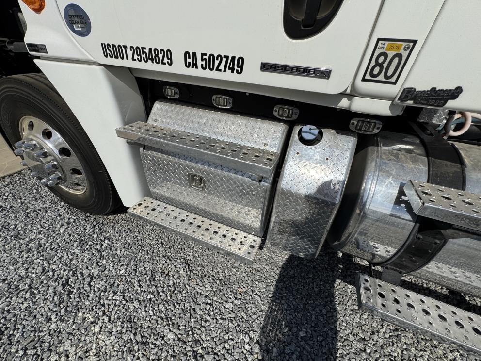 Image for 2011 Freightliner Cascadia T/A Truck Tractor
