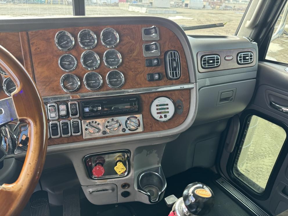 Image for 2006 Peterbilt 379 S/A Day Cab Truck Tractor
