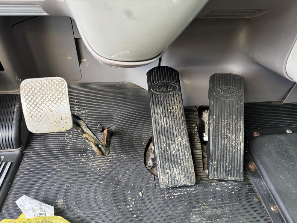 Image for 2006 Peterbilt 379 S/A Day Cab Truck Tractor