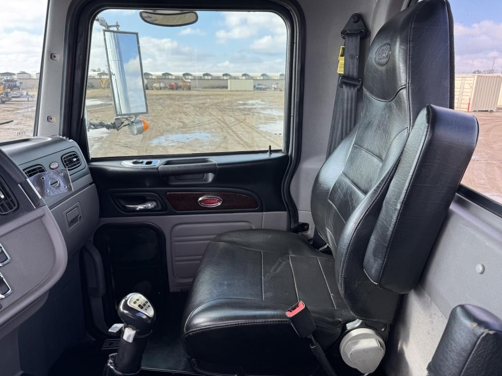 Image for 2016 Peterbilt 367 T/A Day Cab Heavy Haul Truck Tractor