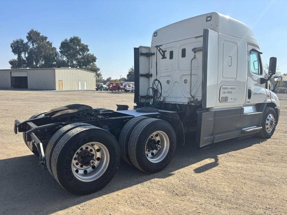Image for 2016 Freightliner Cascadia T/A Sleeper Truck