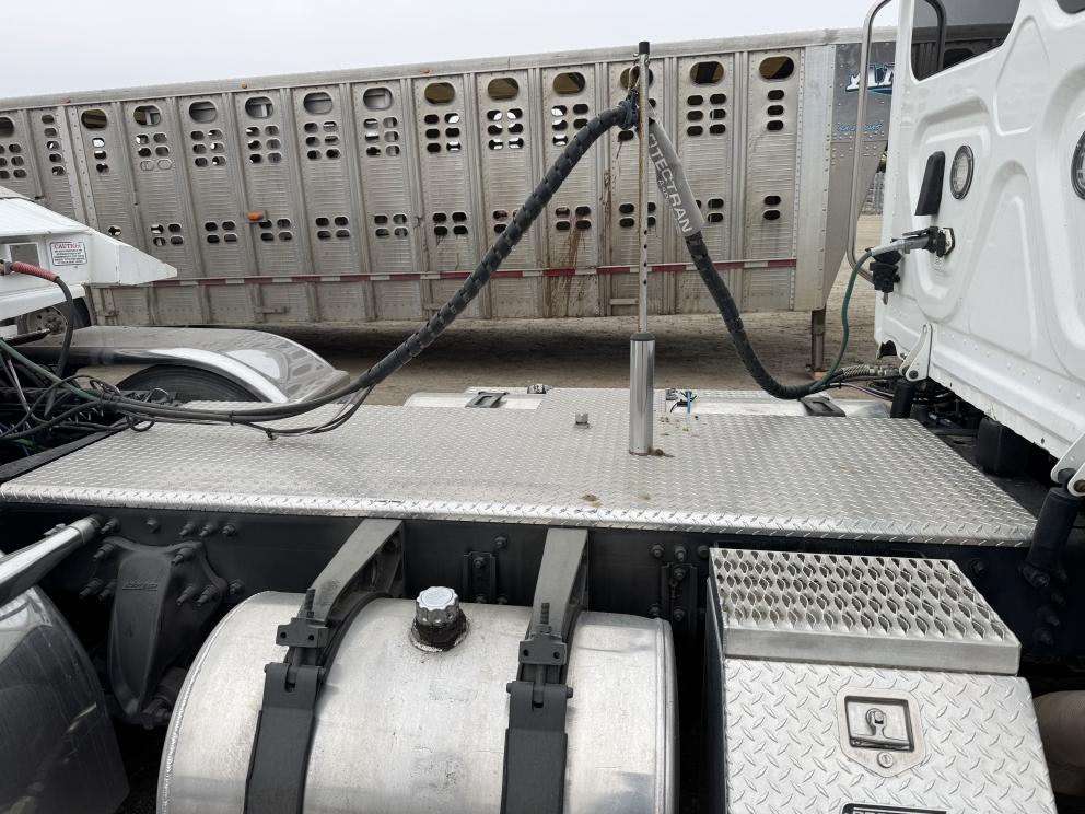 Image for 2020 Frieghtliner Cascadia & 2021 Brazos Semi Bottom