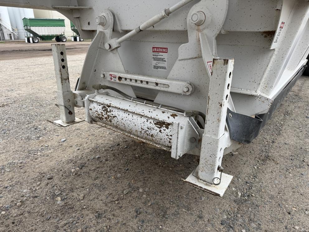 Image for 2020 Frieghtliner Cascadia & 2021 Brazos Semi Bottom