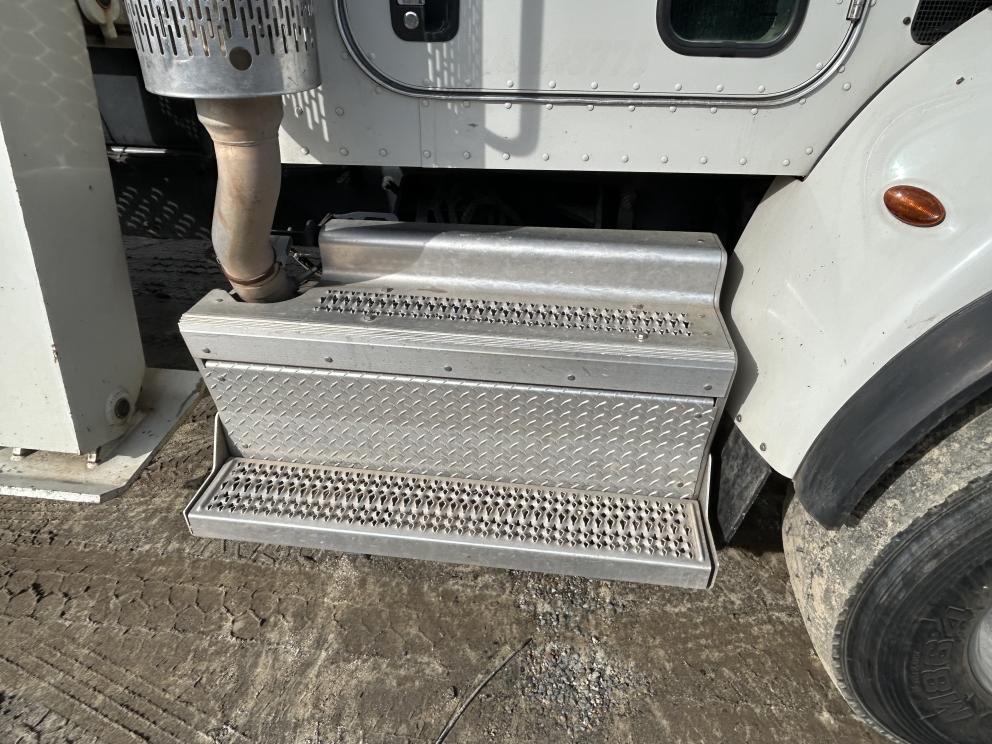 Image for 2021 Peterbilt 348 T/A w/ National 571E2 18Ton