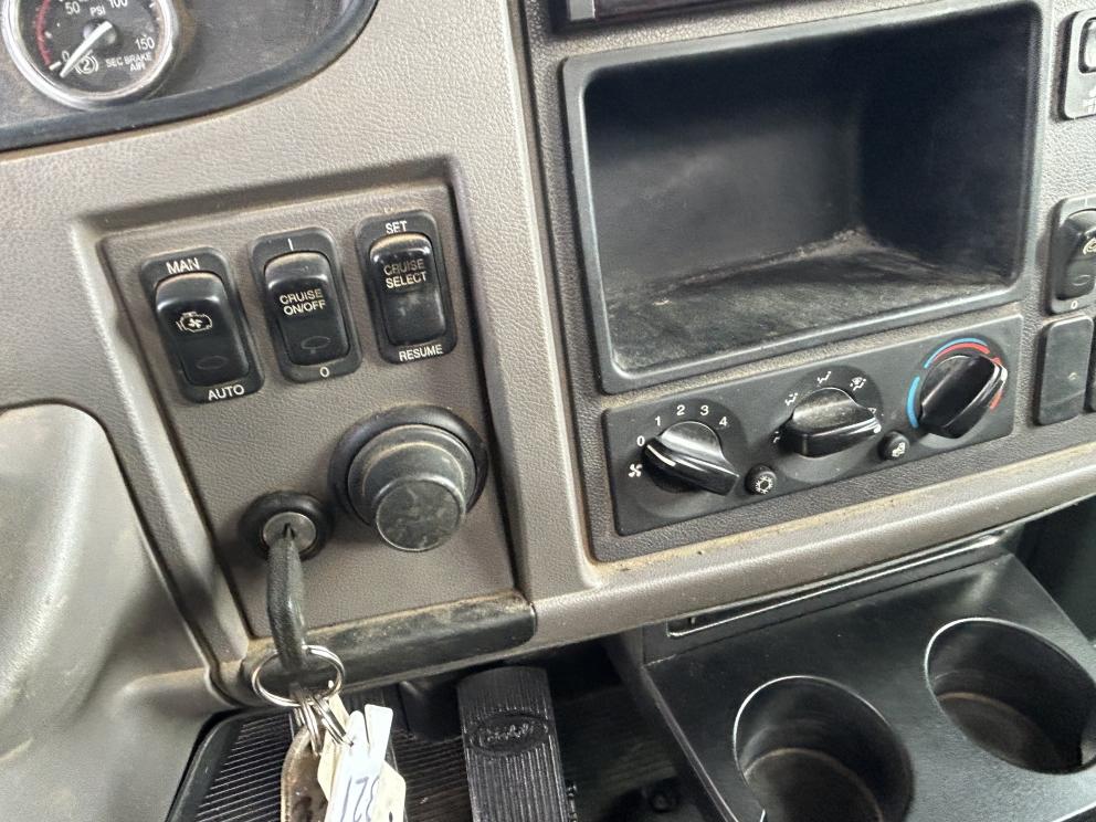 Image for 2021 Peterbilt 348 T/A w/ National 571E2 18Ton