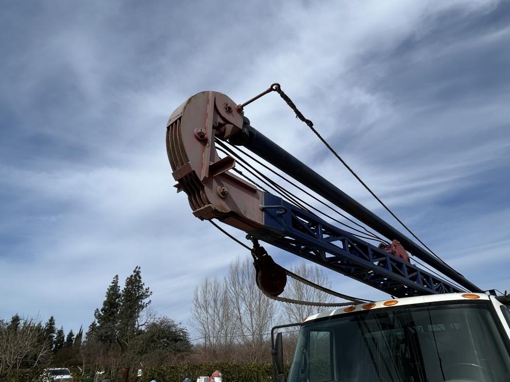 Image for 2010 International 4300 S/A 20 Ton Pump Hoist Truck