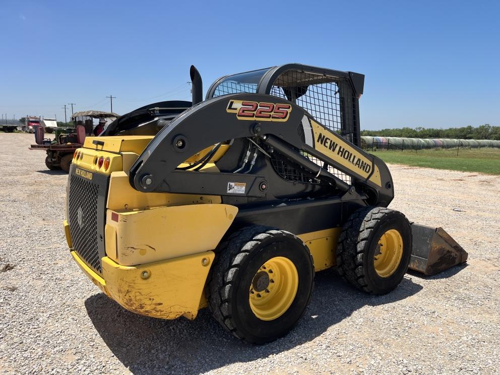 Image for 2014 New Holland L225