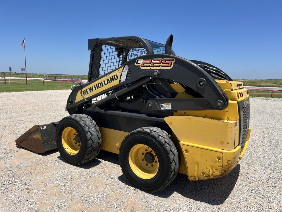 Image for 2014 New Holland L225
