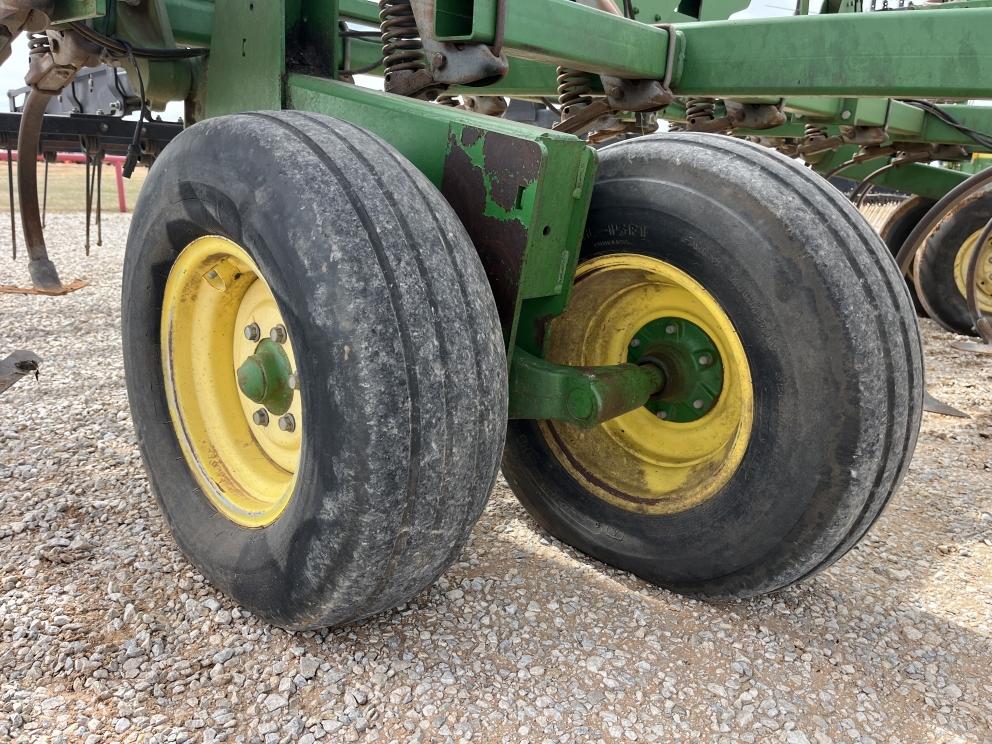 Image for 2005 John Deere 2210