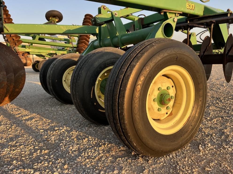 Image for 2001 John Deere 637