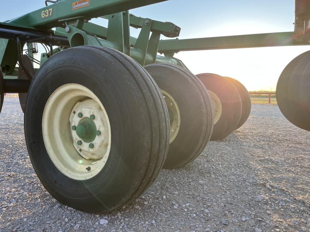 Image for 2001 John Deere 637