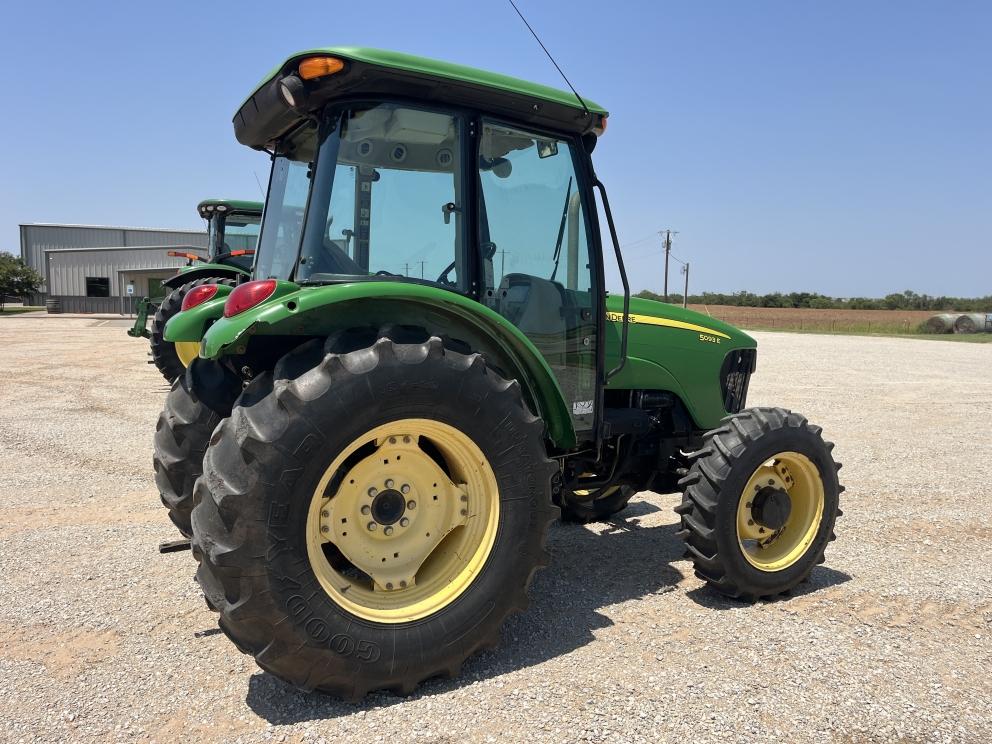 Image for 2010 John Deere 5093E