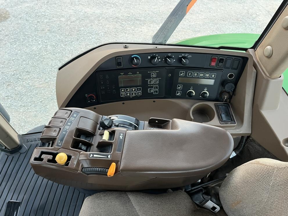 Image for 2002 John Deere 8220