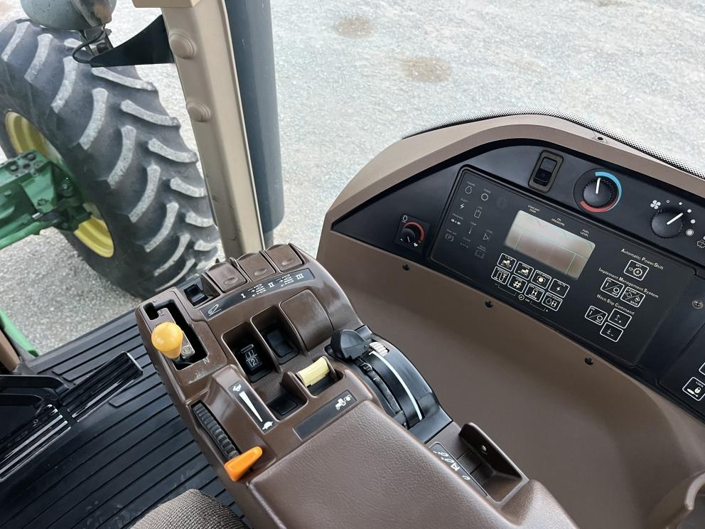 Image for 2002 John Deere 8220