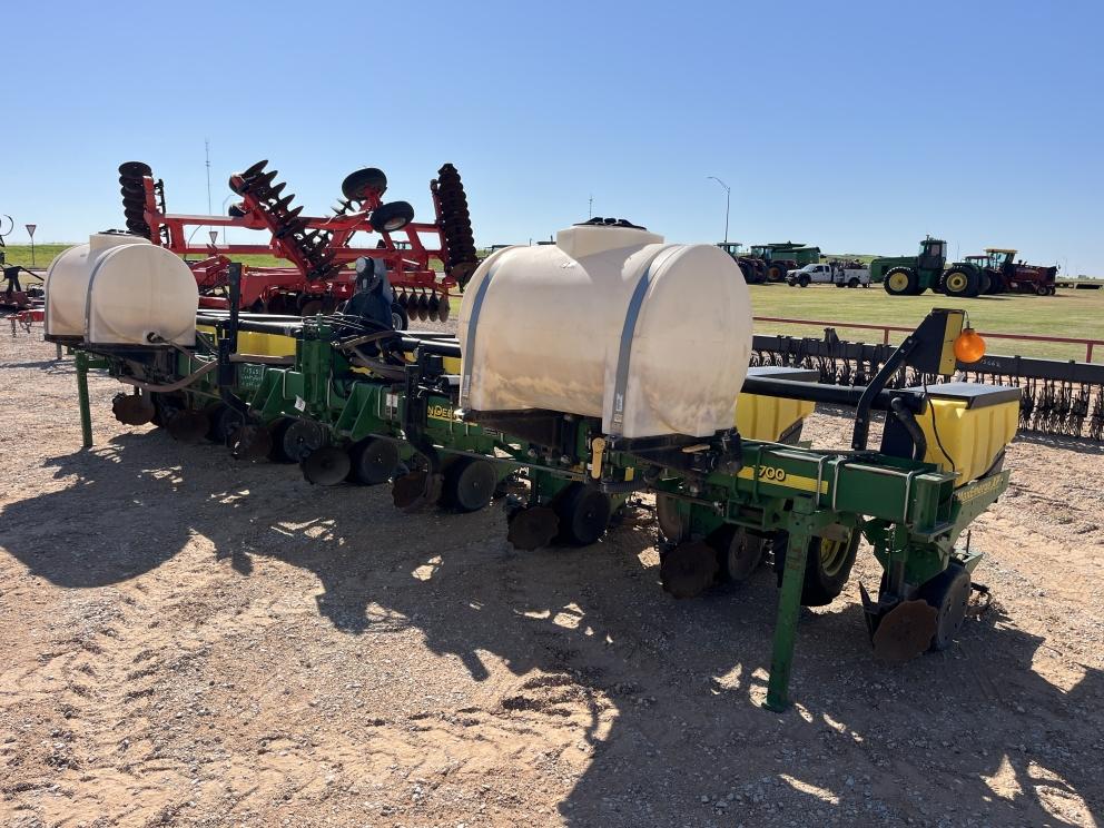 Image for 2011 John Deere 1700