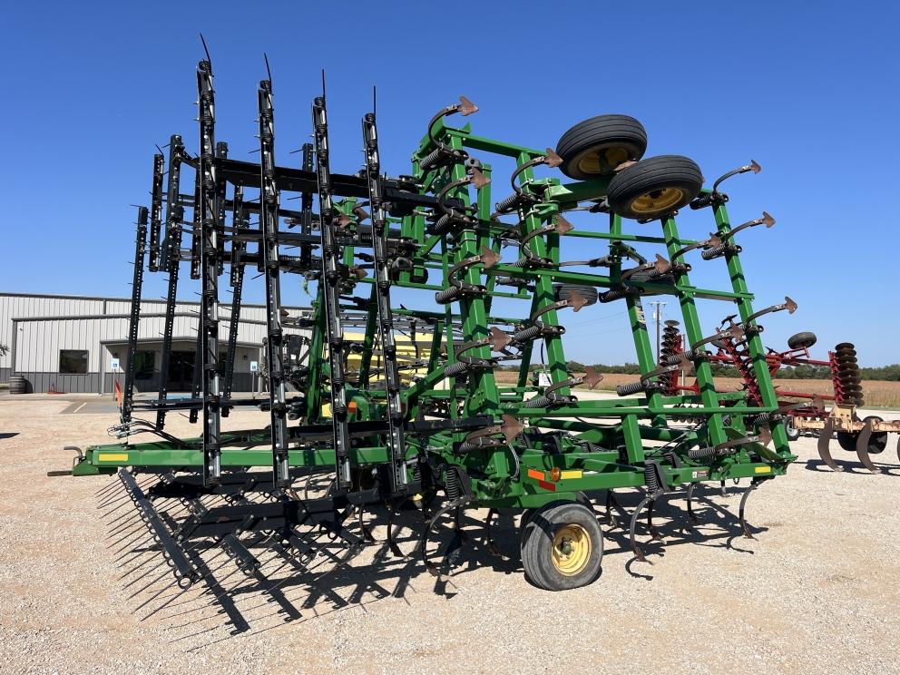 Image for 2013 John Deere 2210