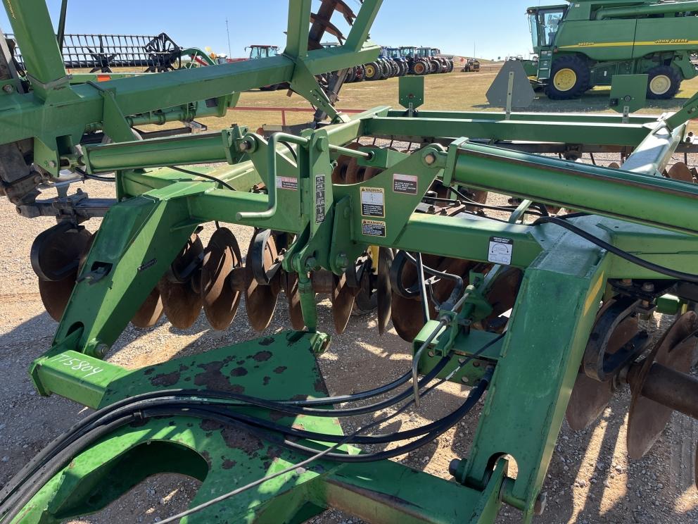 Image for 2004 John Deere 637