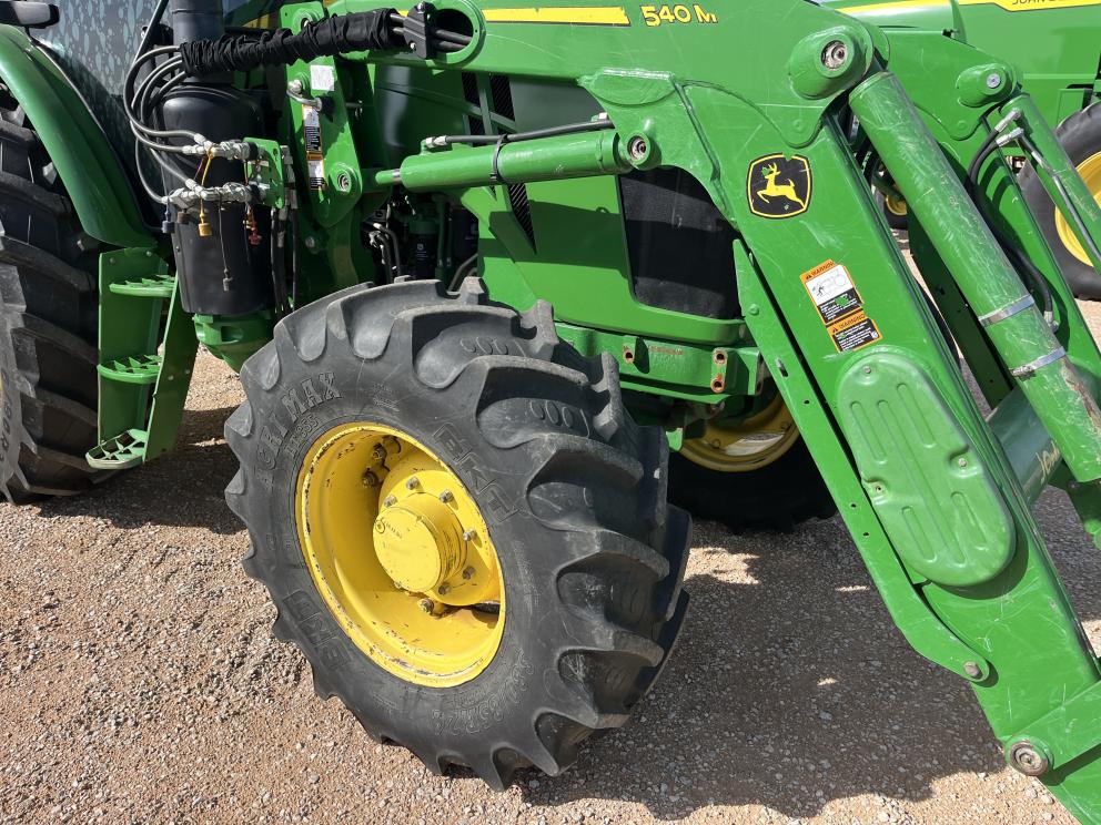 Image for 2022 John Deere 6105E