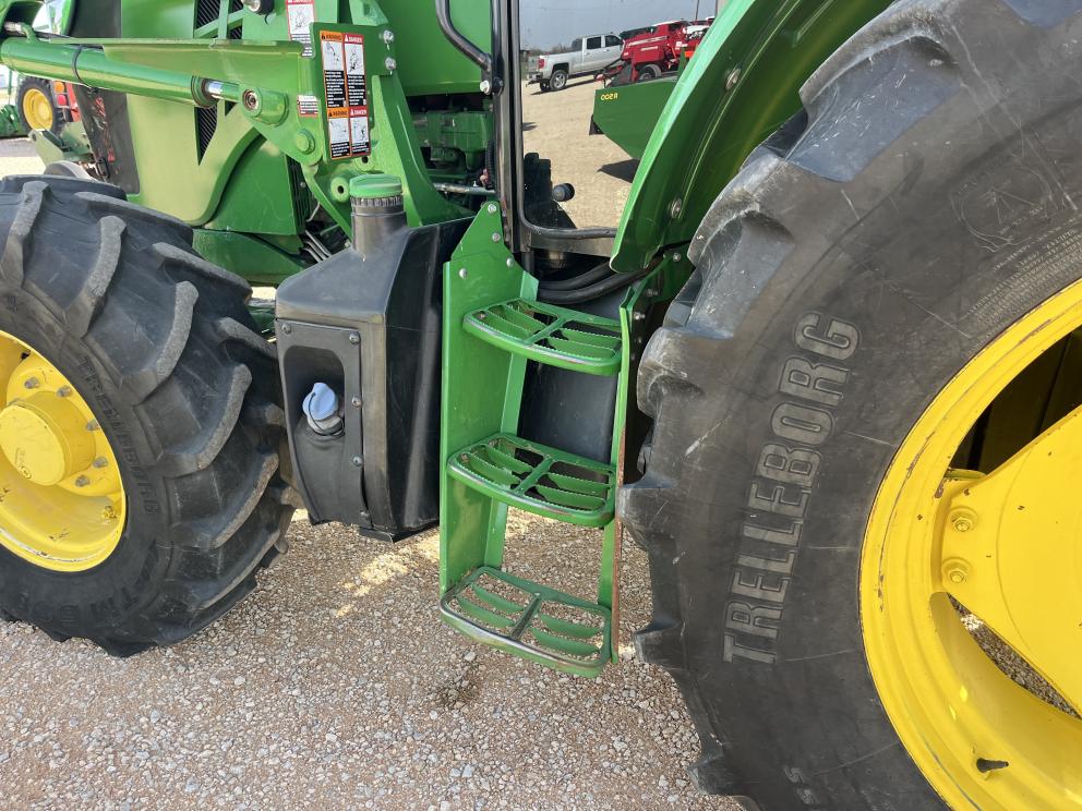 Image for 2022 John Deere 6105E