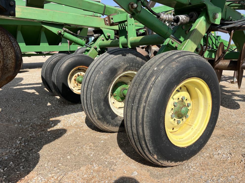 Image for 2000 John Deere 637