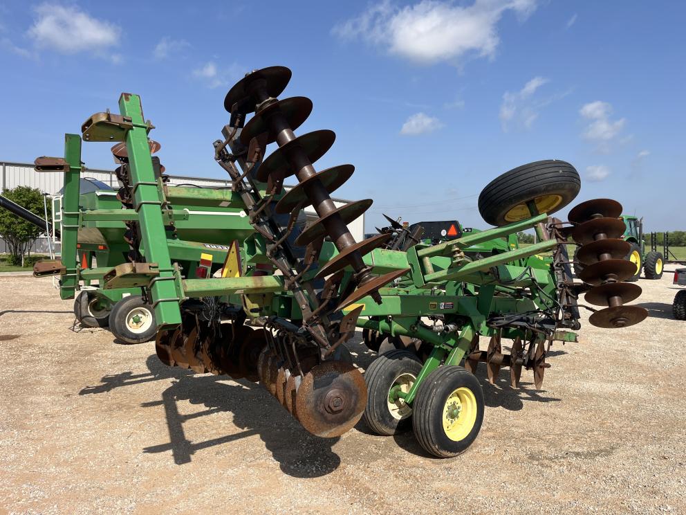 Image for 2000 John Deere 637