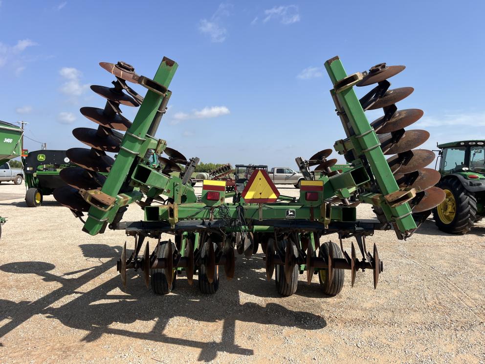 Image for 2000 John Deere 637