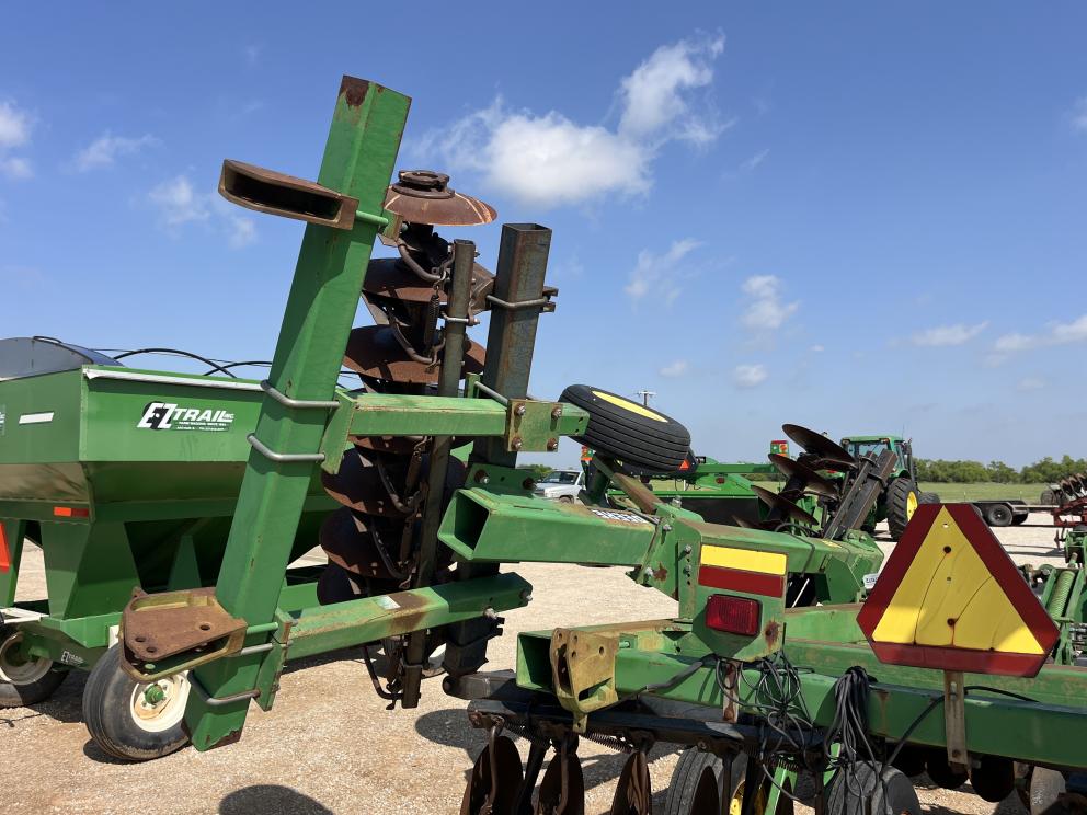 Image for 2000 John Deere 637