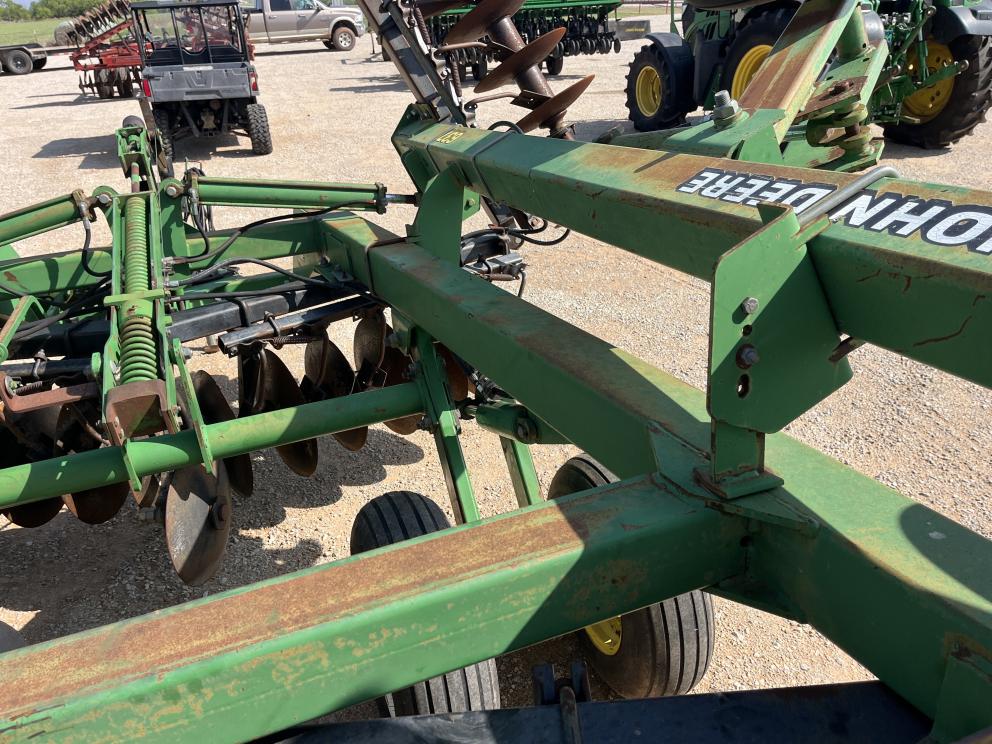 Image for 2000 John Deere 637