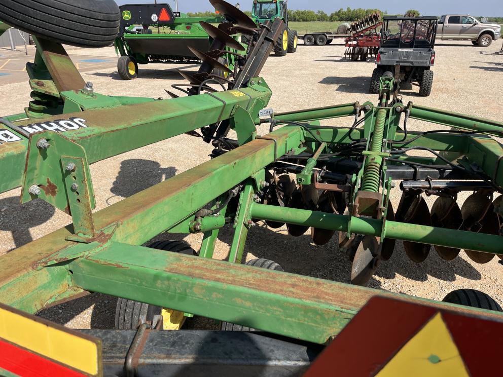 Image for 2000 John Deere 637