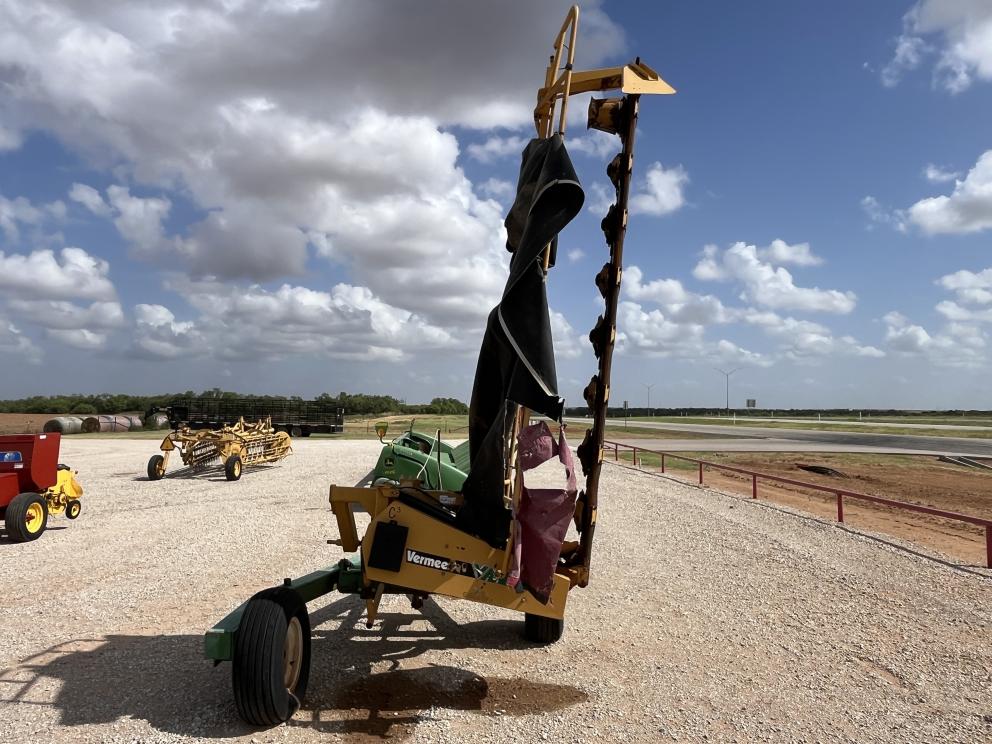 Image for 2011 Vermeer M8040