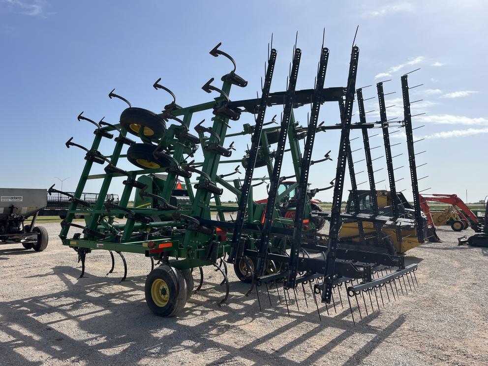 Image for 2013 John Deere 2210